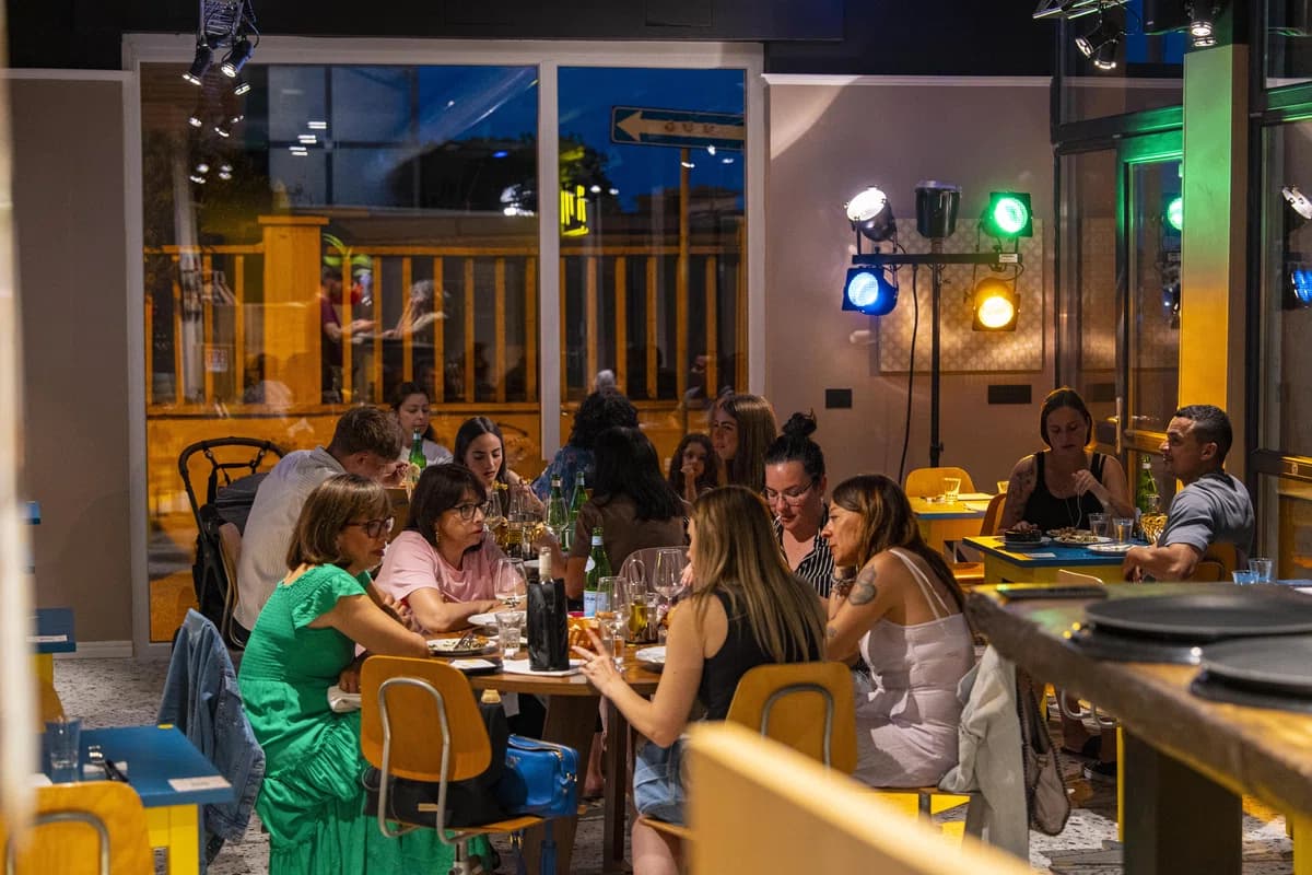Atmosfera conviviale in sala